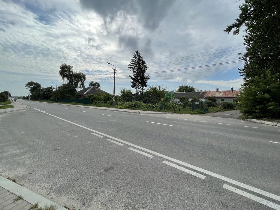 Продаж  приміщень з приватизованою землею в Городку