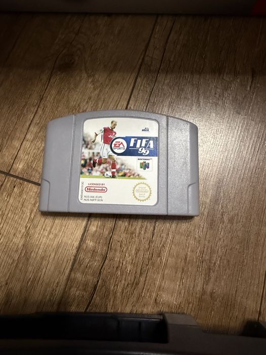 Konsola Nintendo 64 z dwoma padami w oryginalnym kartonie + gra Fifa 98