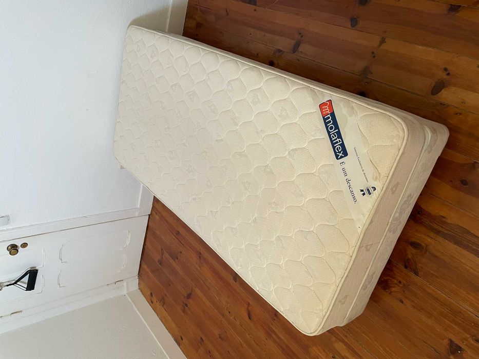 Cama de solteiro em ótimo estado