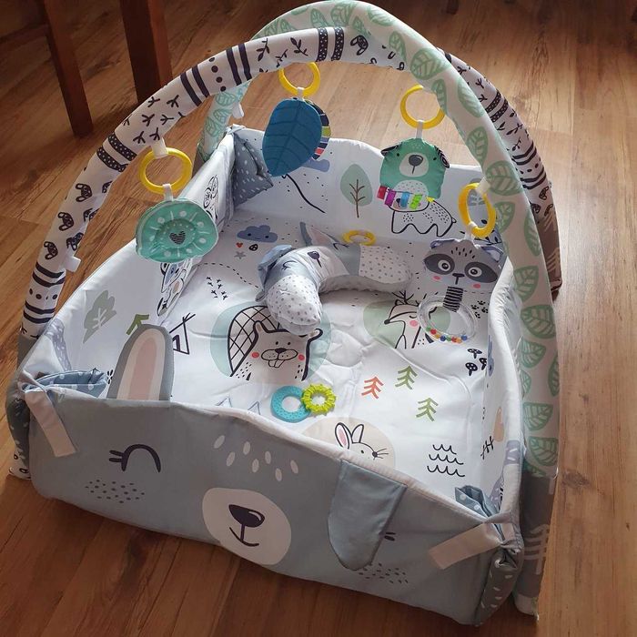 Duża mata interaktywna dla niemowląt z zabawkami