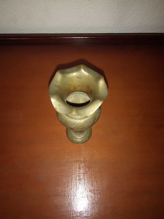 Mini jarra em latão, gravada com motivos florais, usada