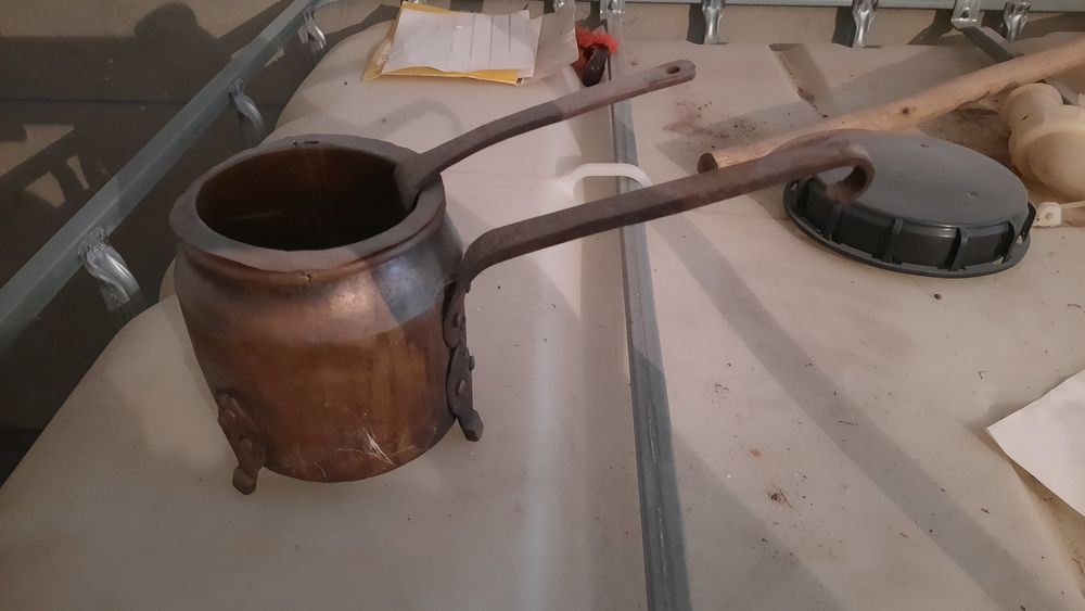 Chocalateira antiga em cobre