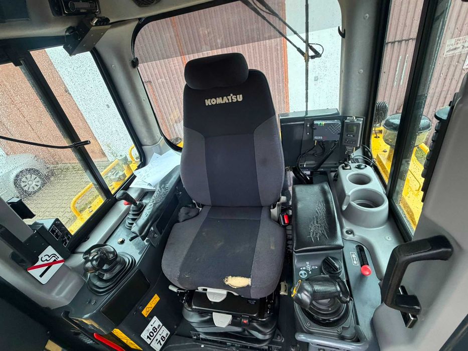 Wynajem spycharka Komatsu D65PXi-18 22 tony