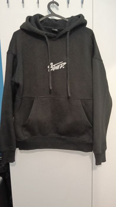 Sweat de cor preta com capuz