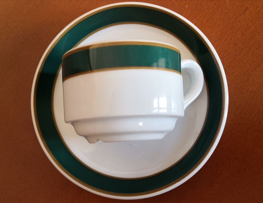 Chávenas de café e pires