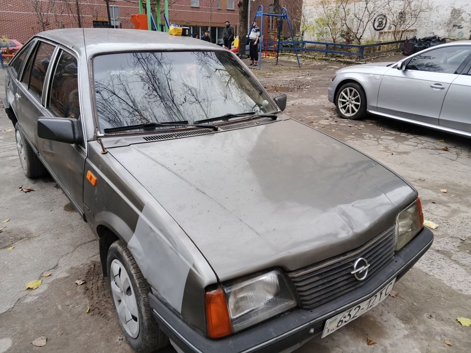 Лобове скло Опель аскона хетчбек