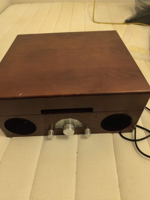 Giradiscos e radio em madeira