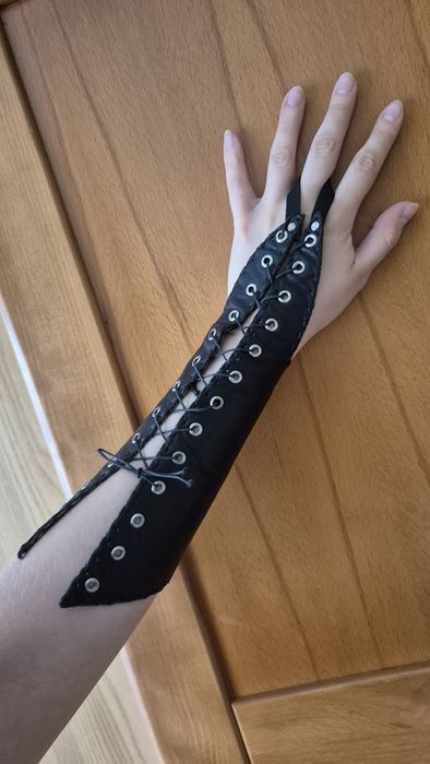 Pulseira em couro com atilhos