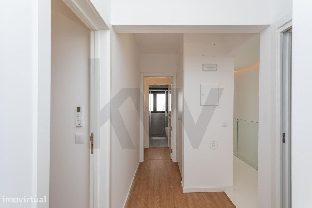 Charmosa Moradia T5 com Jardim Totalmente Remodelada -  Sassoeiros, Ca