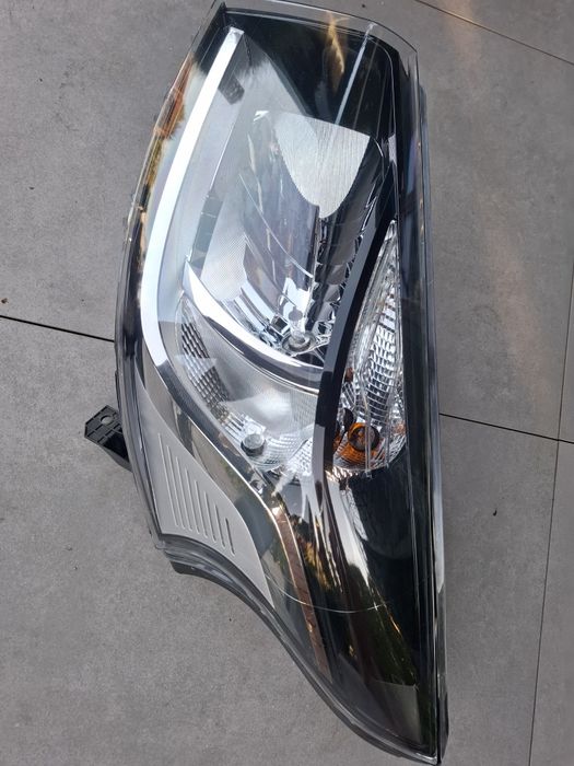 Sprzedam lampę do Opla Vivaro lewa przód 2016r.