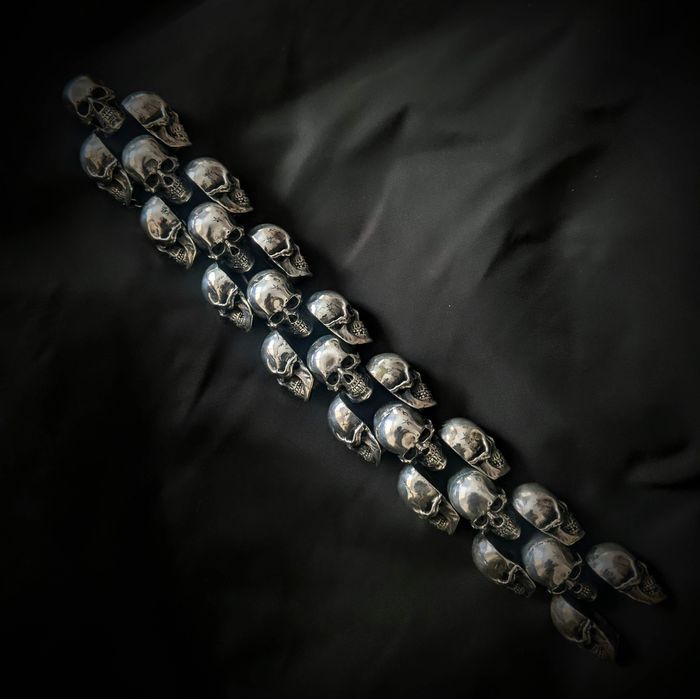 Duża srebrna stylowa bransoletka z czachami