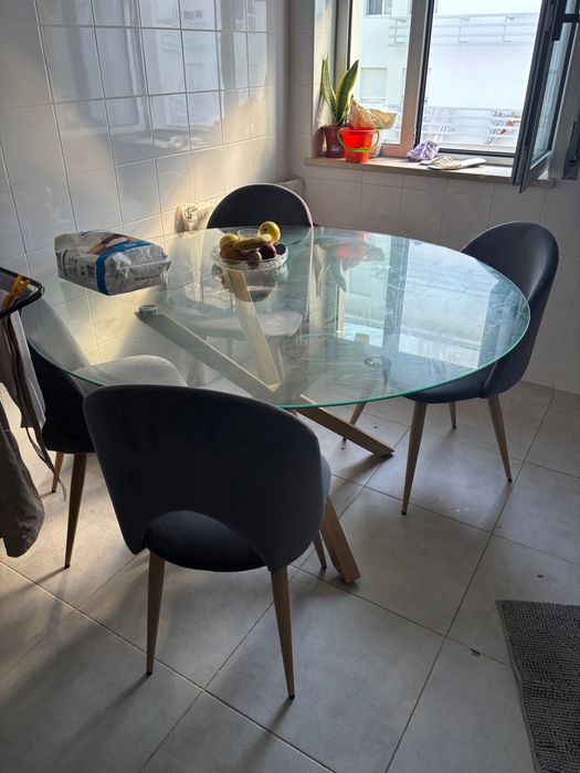 Mesa de vidro e quatro cadeiras comprada recentemente