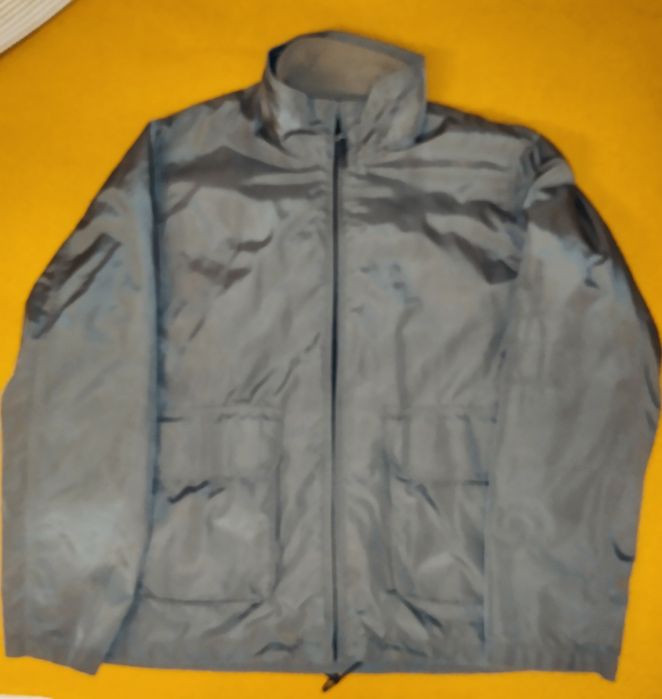 Vendo dois blusões de homem M em bom estado (ofereço um terceiro)