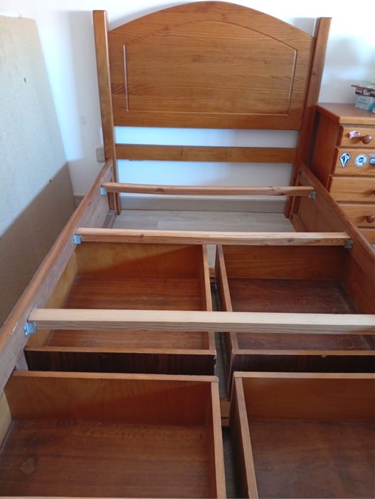 Cama de madeira de solteiro