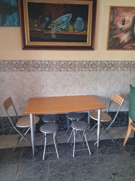 Mesa de cozinha 1,20x75 + 2 cadeiras +4 bancos.