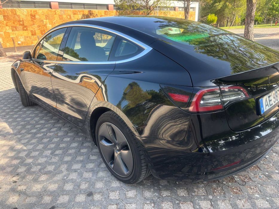 Tesla Model 3 — fotografia 2