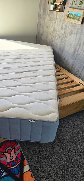 Łóżko z materacem 160 x 200