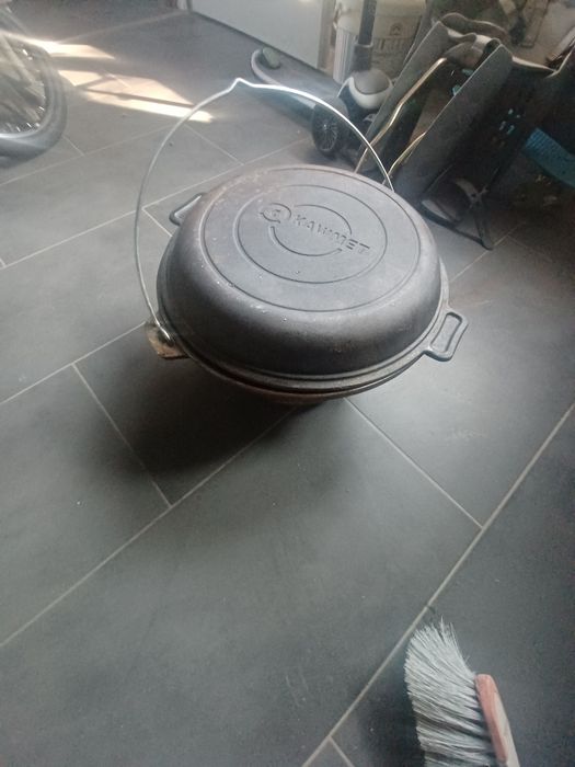 Kociołek żeliwny 11 L plus stojak do wieszania