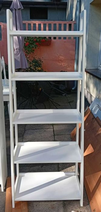 Biała stojącą półka na ksiązki