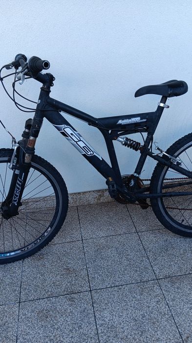 Bicicleta em bom estado so precisa duma revisao