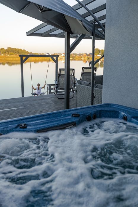 Domek nad jeziorem z jacuzzi sauną i linią brzegową