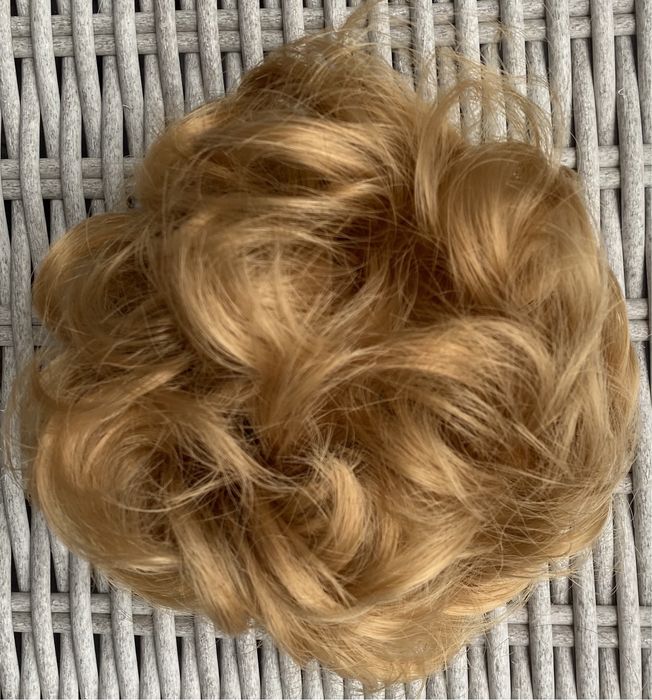 Premium Ultra włosy doczepiane, miodowy blond, kok na gumce 433.