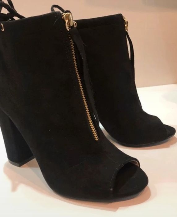 Piękne buciki czarne