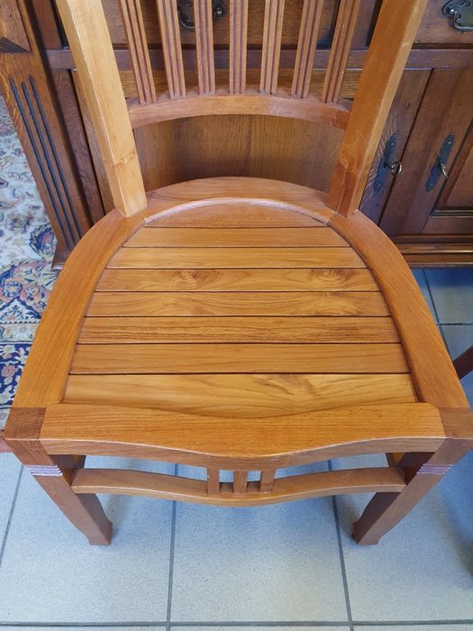 Cztery drewniane krzesła