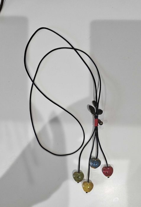 Colar com pedras coloridas