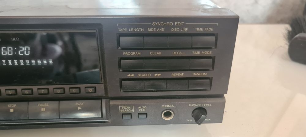 Universum Digital Synthesizer Tuner – klasyczny tuner stereo