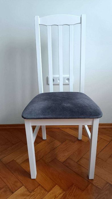 jedno białe krzesło drewniane