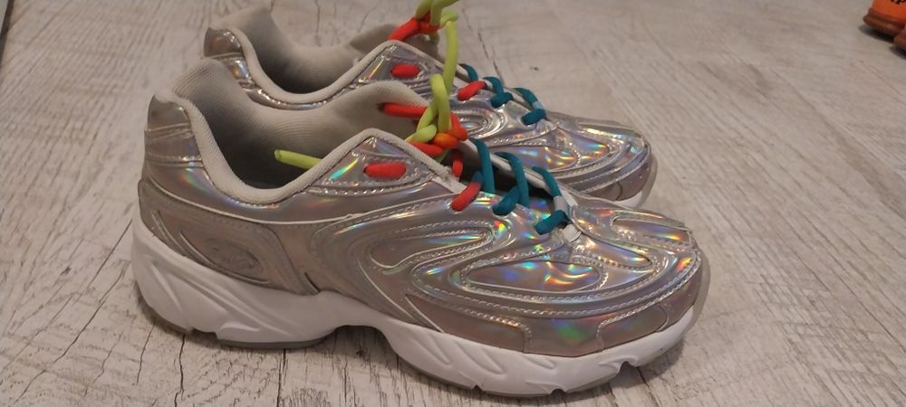 Sneakersy fila srebro mieniące się