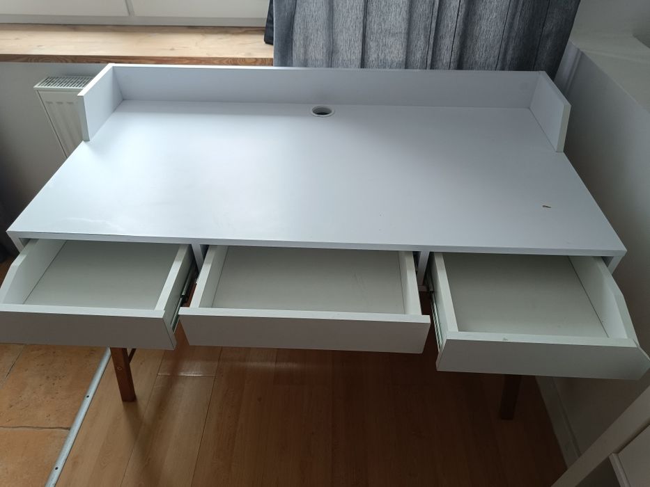 Biurko białe na nóżkach