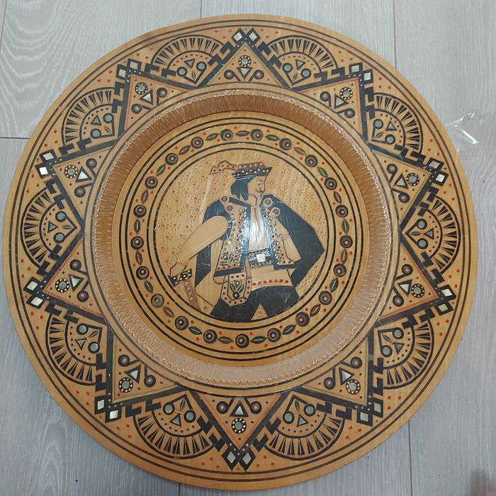 Сувенірна деревяна тарілка ручної роботи