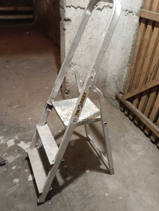 Sprzedam drabinę 3 stopniową z uchwytem sprawna aluminium