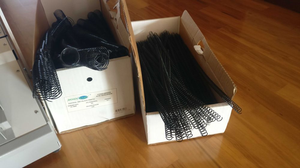 Máquina de encadernar espiral Spiralam 200 com argolas