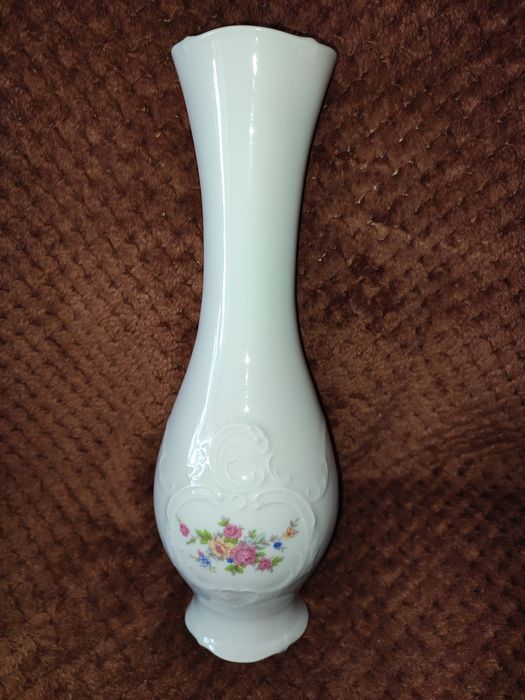 Porcelana Bogucice - wazon porcelanowy z motywem kwiatowym