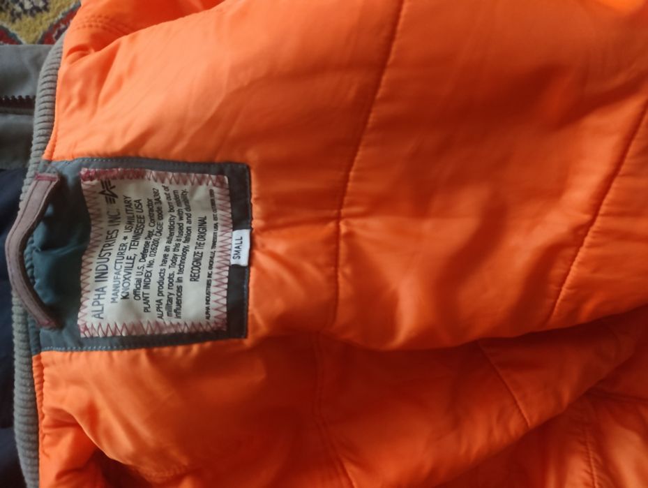Куртку-бомбер Alpha Industries MA-1