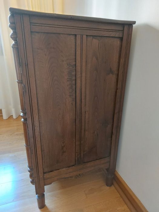 Comoda antiga em castanho velho restaurada grandes dimensões.
