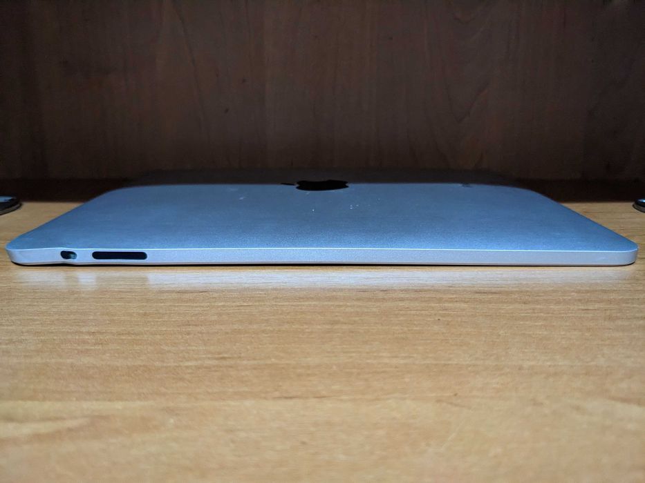 Планшет Apple iPad A1219 32GB Wi-Fi + кабель зарядки