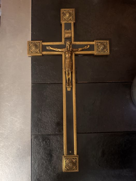 Zabytkowy mosiężny krzyż