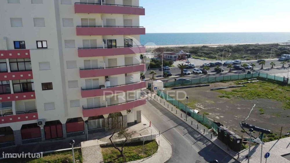 T2 em Monte Gordo, em edifício na 2ª linha com piscina