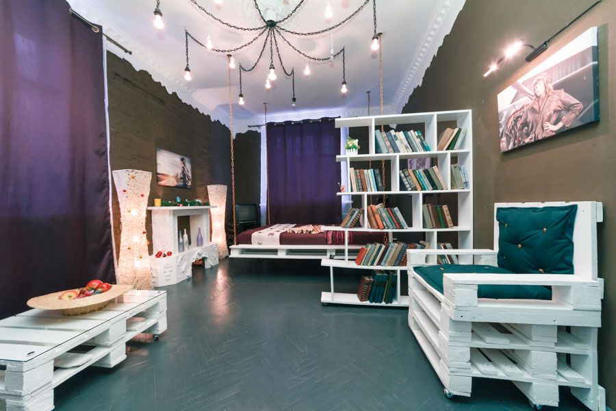 Пешком метро "Шулявская". ул. М.Брайчевського 9. Квартира  интересная.