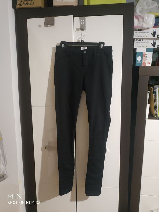Czarne spodnie damskie. Vero moda.