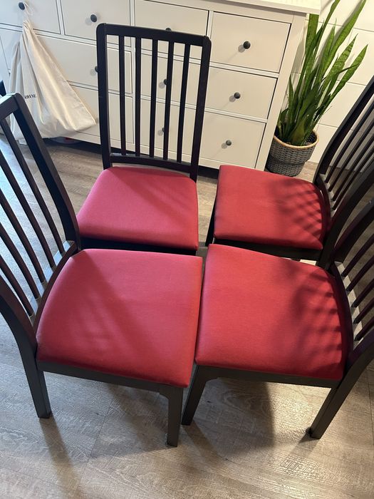 Cadeiras em castanho escuro Ikea