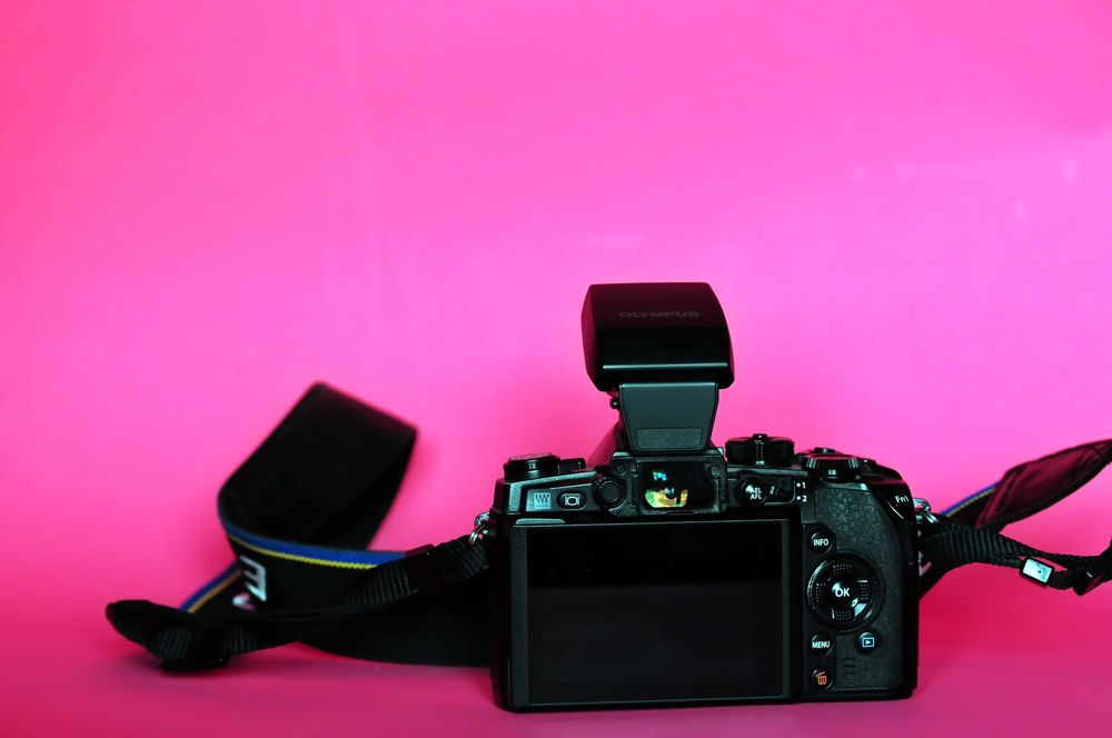 Olympus OM-D E-M1 корпус +вспышка Olympus в подарок 14-42