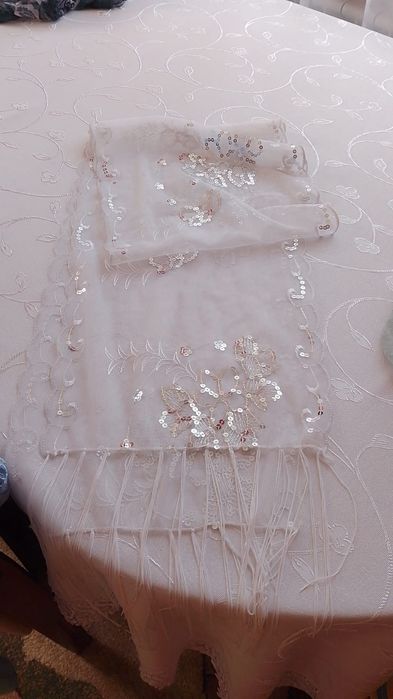 szalik biały w kwiatki