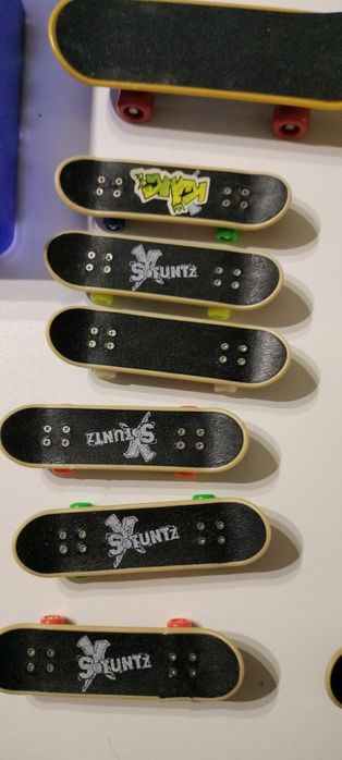 Conjunto de mini skates, bike e acessórios