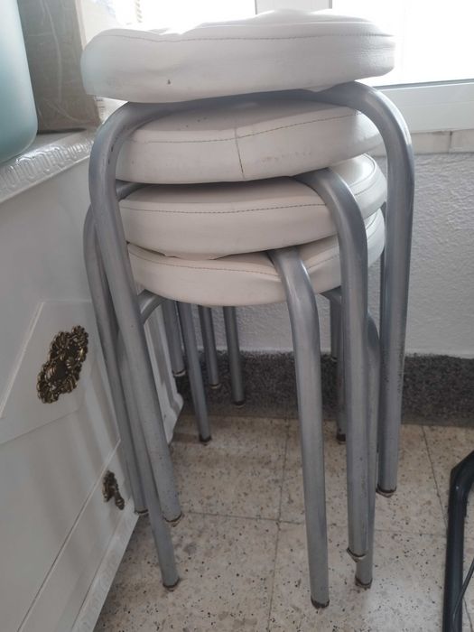 Mesa de cozinha com 4 bancos