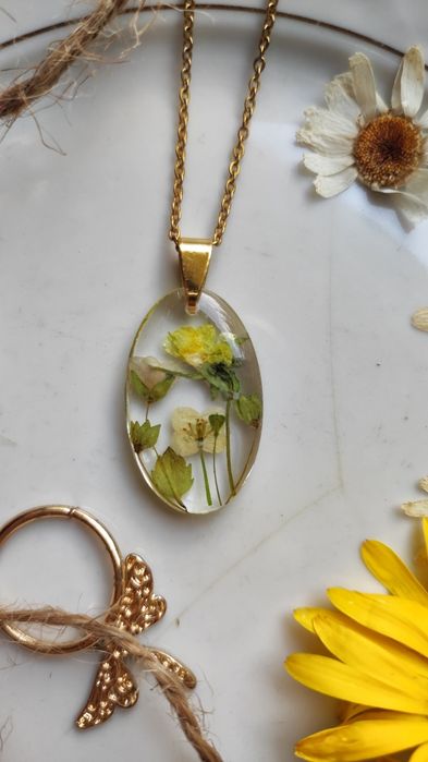 Wisiorek z polnym bratkiem, przetacznikiem i smagliczką